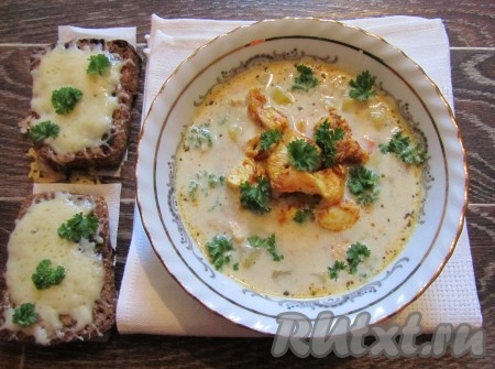 Острый сливочный суп с курицей и хрустящими гренками
