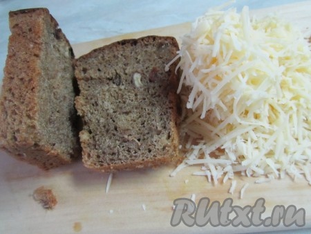 Готовим гренки. Для этого нужно нарезать хлеб на кусочки по 1 см.
