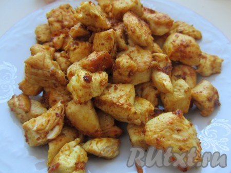 Пересыпать мясо в тарелку.