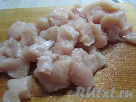 Куриное филе нарезать кубиками.