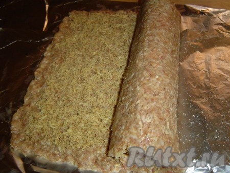 а затем с помощью фольги формируем мясной рулет.
