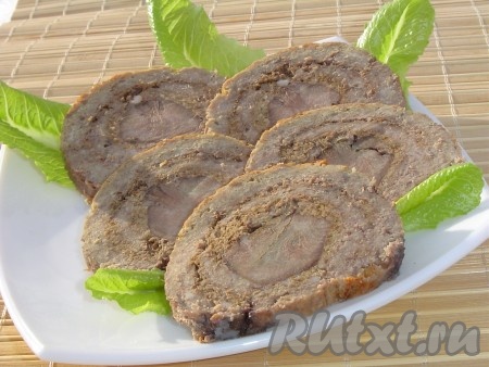 Рулет нарезаем порционными кусками. Употреблять мясной рулет с языком и орехами можно как в горячем, так и в холодном виде.
