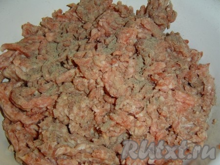 Выкладываем фарш в миску (у меня свино-говяжий), солим, перчим,

