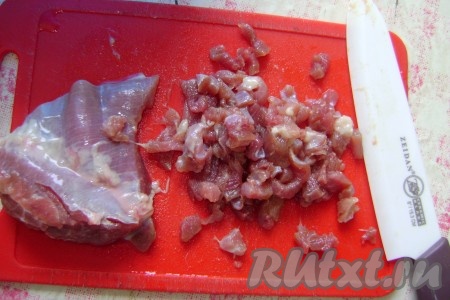 Теперь надо приготовить начинку.
Мясо нарубить мелко, можно просто использовать фарш.
