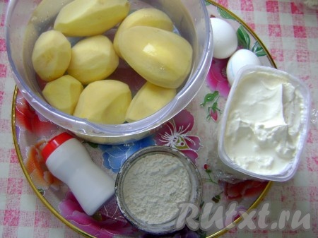 Для начала нужно приготовить тесто для драников.
