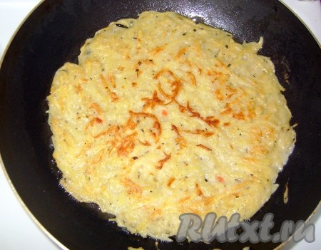 На раскаленную&nbsp; сковороду с растительным маслом выкладывать тесто тонким слоем и жарить с двух сторон до готовности.
