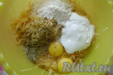 Картофель очистить и натереть на терке. Добавить яйца, сметану, муку, соль, перец и травы.
