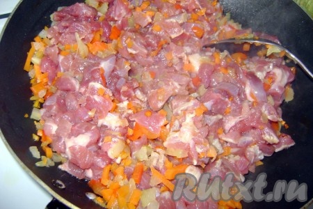 Добавить мясо, перемешать.
