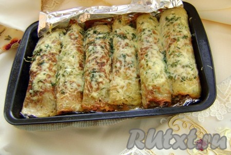 Накрыть фольгой и поставить картофельные рулетики с индейкой в разогретую до 200 градусов духовку. Через 15 минут фольгу можно убрать и запекать буквально 10-15 минут.
