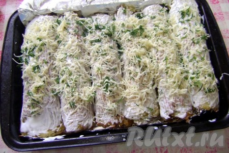 посыпать натертым сыром и порезанной зеленью.
