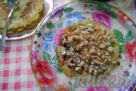 На картофельный драник выложить начинку. Можно выложить начинку по всей лепешке и свернуть рулетик,
