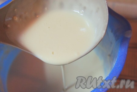 Теперь приготовим блинчики. Как правило, при приготовлении блинчиков из блинной муки используют пропорции 1:1, например, 2 стакана блинной муки к 2-ум стаканам воды или молока и т.д. Муку просеять в глубокую миску, добавить кипячёную воду или молоко комнатной температуры и с помощью венчика тщательно перемешать, чтобы не было комочков, добавить растительное масло и ещё раз перемешать. Тесто готово, оно должно получиться достаточно жидким.