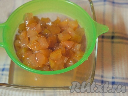 СПОСОБ № 2.
Но удобнее приготовить начинку сразу впрок - это существенно сэкономит время. Для этого&nbsp;нарезанные груши засыпать сахарным песком, перемешать, дать постоять 7-8 часов. Банки простерилизовать.&nbsp; Довести груши с сахаром до кипения, разложить в банки и закатать. Накрыть банки одеялом и оставить остывать. Затем убрать в прохладное и темное место.&nbsp;
Перед использованием грушевой начинки для блинов, груши необходимо процедить, грушевый сироп немного уварить до более густого состояния, получится вкусный сироп к блинчикам.
