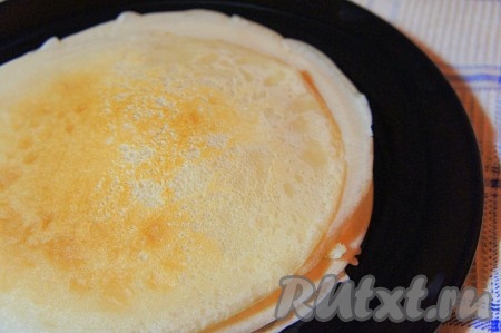 Сковороду смазать растительным маслом с помощью кондитерской кисти, хорошо прокалить. Налить немного блинного теста и быстро распределить его по всей поверхности сковороды. Жарить блинчик до золотистого цвета, затем перевернуть блинчик и готовить до золотистого цвета с другой стороны. Приготовить таким образом остальные блины.
