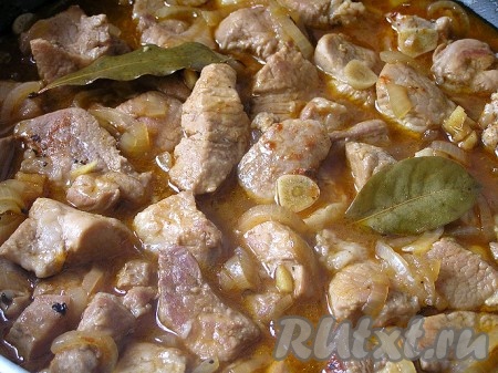 перемешать и тушить примерно 1-1,5 часа до мягкости мяса.