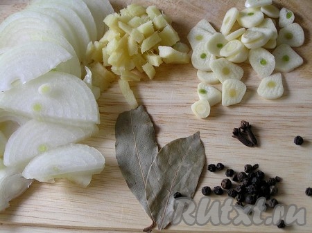 Лук нарезать полукольцами, чеснок - дольками, имбирь примерно такими же кусочками. Перец горошком слегка раздавить. Подготовить лавровые листы и гвоздику.