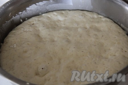  В теплом молоке растворить дрожжи, сахар и один стакан муки. Оставить в тепле на 20 минут для брожения.