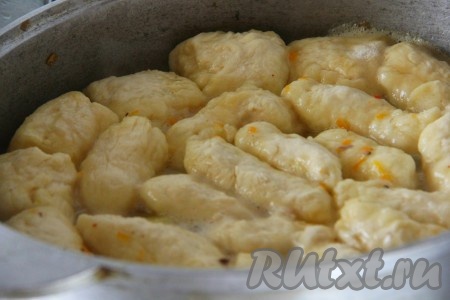 Выложить нудли на картофель, закрыть плотно крышкой и варить с кипением на маленьком огне 35 - 40 минут. Крышку казана в котором варятся нудли не открывать до полной готовности нашего блюда.
