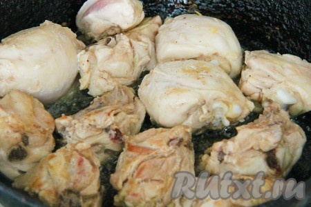 Мясо обжарить на сковороде до румяной корочки.