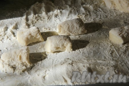 Пока картофель варится, можно заняться тестом для нудлей. Для этого в кефир добавить яйцо и соль. Затем влить растительное масло, соду и добавить постепенно муку. Замесить тесто, оно должно получиться мягким, приятным в работе и не липнуть к рукам. Из теста сформировать жгутики диаметром 1 сантиметр, которые нарезать на кусочки длиной 3 сантиметра.