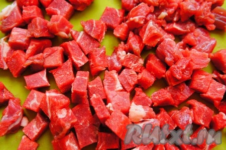 Мясо помыть, обсушить и нарезать кубиками.
