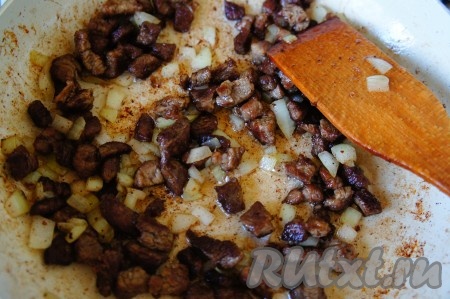 Порезать лук кубиками, обжарить говядину на оливковом масле. Добавить лук и обжарить вместе с мясом.
