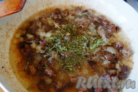 Добавить воду, веточку тархуна, сушёную мяту, накрыть крышкой и тушить до готовности.
