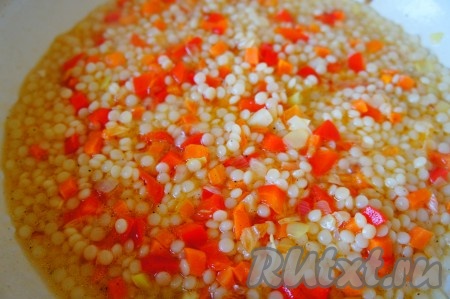 Далее нарезать кубиками морковь, перец болгарский и лук порей. Все овощи по отдельности пассировать. Перелить кускус с бульоном на раскалённую сковороду, добавить обжаренные овощи, поперчить и тушить под закрытой крышкой до готовности.