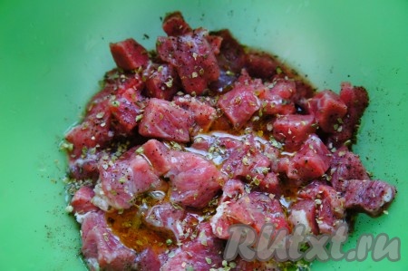 Далее приправить чёрным молотым перцем, орегано, соком лайма (соком лимона) и посолить. А можно замариновать в соевом соусе и бальзамическом уксусе, но тогда солить не нужно.&nbsp; Всё перемешать и поставить в холодильник мариноваться.
