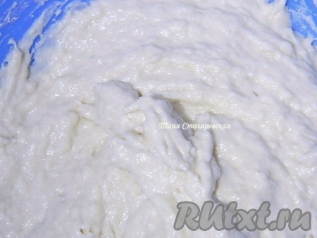 Соединяем все ингредиенты для опары и перемешиваем.