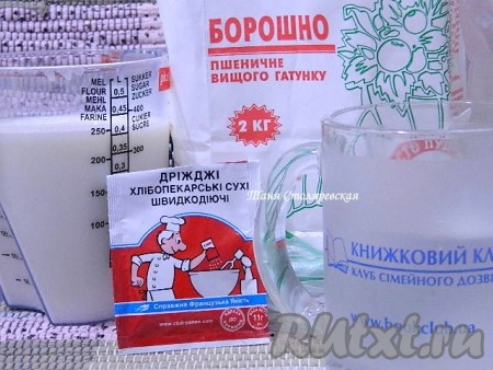 Подготавливаем опару.