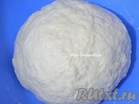 Замешиваем тесто.