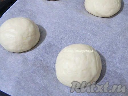 Делим на 12 частей и катаем шарики. Их выкладываем на противень, застеленный пекарской бумагой.
