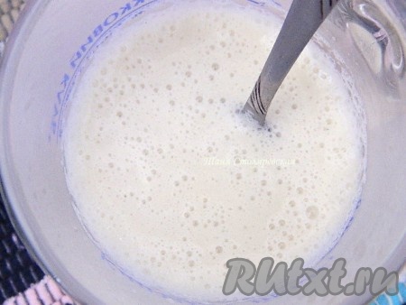 Разводим дрожжи в теплой воде.