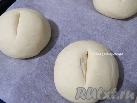 Оставляем на расстойку на 30 минут. Затем делаем маленькие надрезы и обмазываем молоком.
