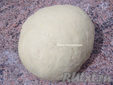 Вынимаем тесто и придаем ему форму.