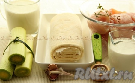 Подготовить продукты для приготовления шотландского пирога "Кокки-Ликки". Слоёное тесто заранее разогреть до комнатной температуры. Тесто можно использовать и дрожжевое, и бездрожжевое.