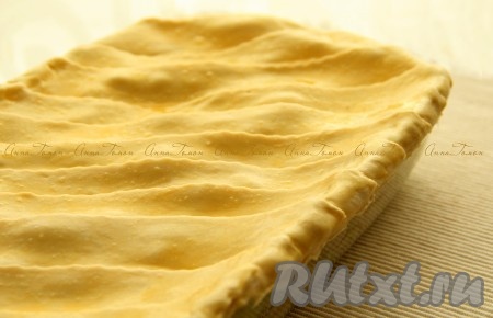 Обрезать свешивающиеся края теста. Смазать взбитым яйцом.