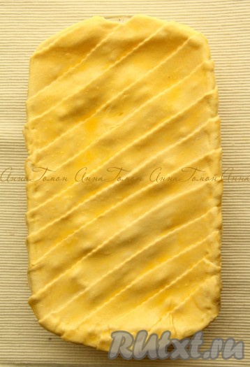 Курицу с луком в сливочном соусе переложить в форму для запекания. Уложить сверху полоски теста внахлест.