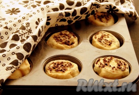 Зазубренным ножом для хлеба аккуратно разрежьте на 12 кусочков и разложите по формочкам для маффинов. Накройте полотенцем и дайте подойти еще около 30 минут.