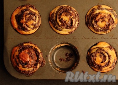 Булочки прекрасно вынимаются из форм, когда полностью остынут. Но дождаться этого момента практически нереально, поэтому плюшки можно добыть с помощью тонкой лопаточки или ножа.