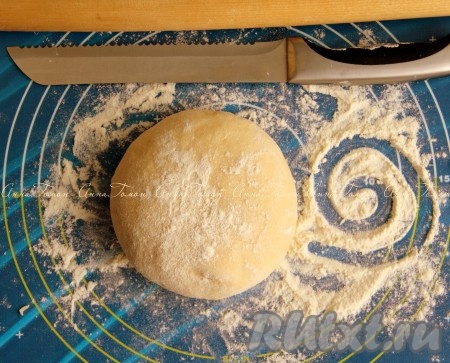 Смешайте муку с солью. Добавьте молоко с дрожжами и яйцом, смешайте. Постепенно введите масло и замесите эластичное тесто. Оно может быть довольно липким. Накройте миску с тестом полотенцем и оставьте в теплом месте минимум на 1 час или пока не увеличится в 2 раза.