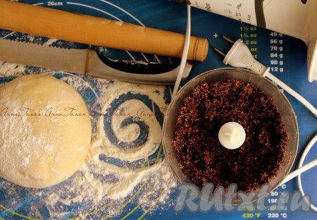 Как только тесто подойдет, выложите его на рабочую поверхность и дайте отдохнуть около 5 минут. Форму для маффинов обильно смажьте растительным маслом. Шоколад измельчите с солью, сахаром и корицей в блендере до мелкой крошки. Добавьте сливочное масло и за несколько пульсовых оборотов блендера смешайте с шоколадной массой.