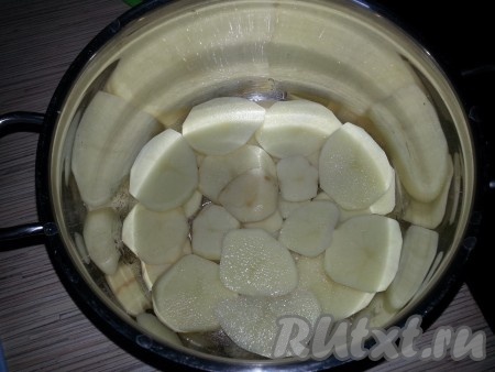 Слоями выложить порезанные кольцами картошку и лук, посолить, поперчить.
