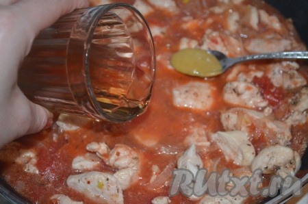 Затем добавить горчицу и вино, довести до кипения, тушить до загустения соуса 20-25 минут.