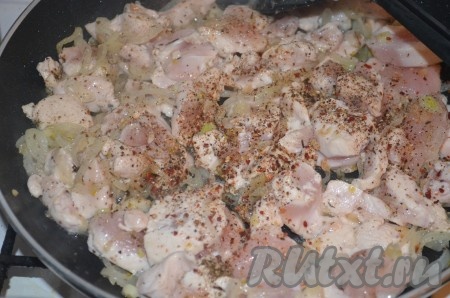 Курицу нарезать на кусочки, добавить к овощам. Посолить, поперчить, посыпать прованскими травами. Обжаривать курицу 5 минут.