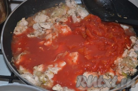 Добавить нарезанные консервированные томаты вместе с соком, перемешать.