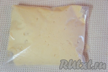 Получившееся тесто положить в пакет (я сформированный ком теста слегка расплющила, но можно так и оставить "колобком") и отправить в холодильник (! не морозильную камеру) на 1 час.