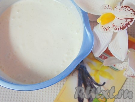 Тем временем приготовим сметанный крем для торта "Избушка", для этого к сметане нужно добавить сахар, хорошо перемешать, накрыть (я накрыла миску с кремом пищевой плёнкой) и отправить в холодильник.