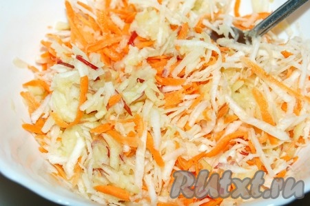 Яблоко натереть на крупной терке, кожицу можно не очищать. Перемешать.